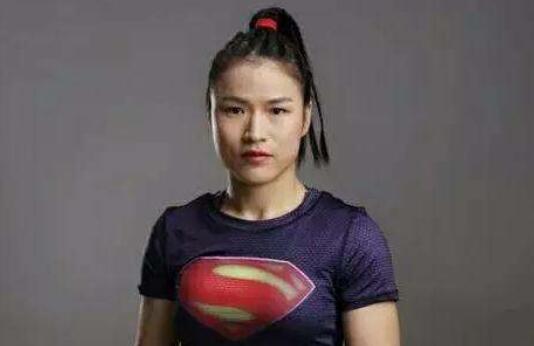 張偉麗險勝喬安娜衛(wèi)冕金腰帶