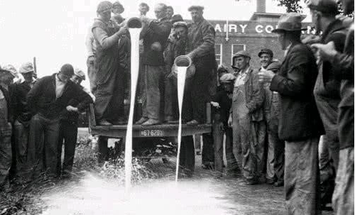 美國(guó)數(shù)十萬加侖牛奶倒下水道