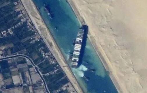 航拍蘇伊士運(yùn)河堵船震撼畫(huà)面