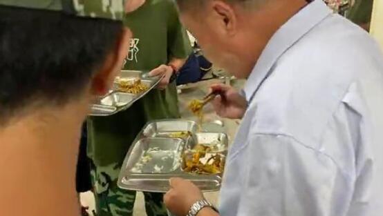 湖南校長(zhǎng)站垃圾桶旁吃學(xué)生剩飯