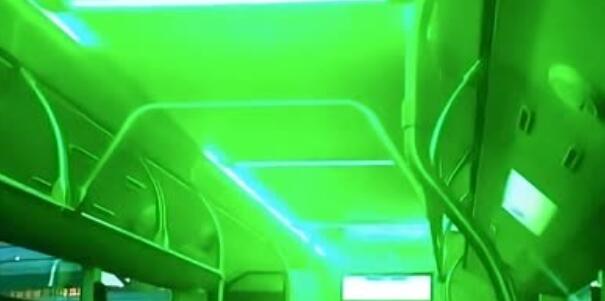 上?；貞?yīng)公交車深夜冒綠光