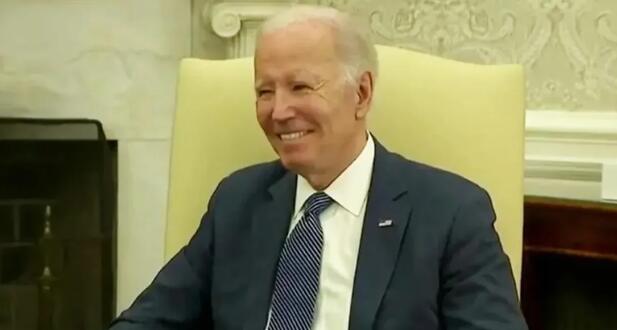 拜登一言不發(fā)微笑注視記者被趕走