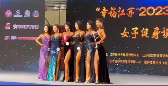 健美賽女模特扔鞋砸評(píng)委