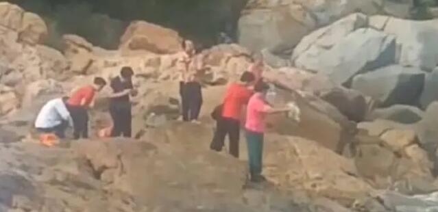 老人組團(tuán)往海里倒礦泉水、饅頭