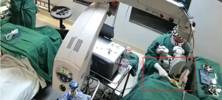 醫(yī)生手術(shù)中拳擊患者？