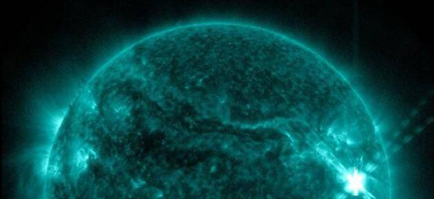 今天凌晨太陽爆發(fā)了一個強(qiáng)耀斑