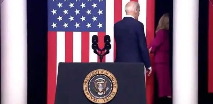 拜登發(fā)表強硬講話后被夫人領(lǐng)下講臺