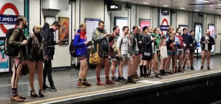 倫敦舉行不穿褲子搭地鐵活動