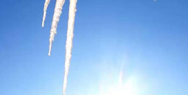 大熊貓睡覺(jué)口水被凍成冰溜子