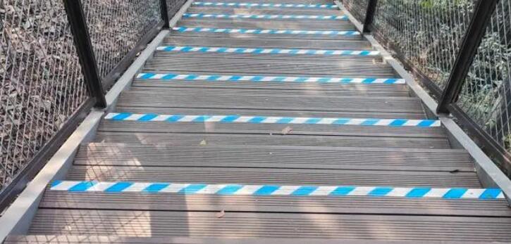 這個景區(qū)臺階是生怕摔不到人