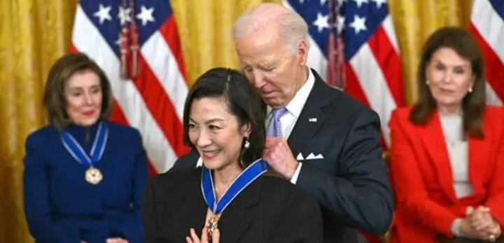 拜登向楊紫瓊授予總統(tǒng)自由勛章