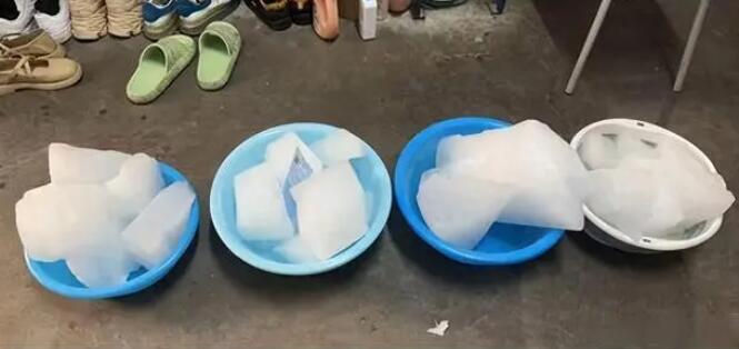 宿舍沒(méi)空調(diào)大學(xué)生排隊(duì)領(lǐng)冰塊