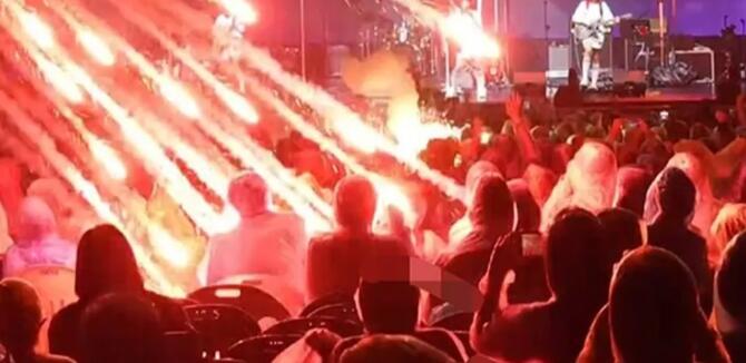 韓國音樂節(jié)煙火射向觀眾