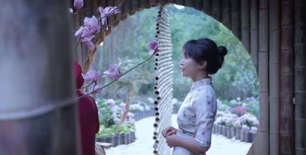 李子柒拿柴房造了一個森林衣帽間