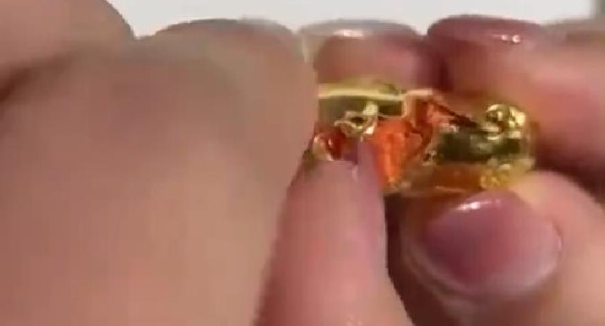 女子剪開黃金鎖里面全是蠟