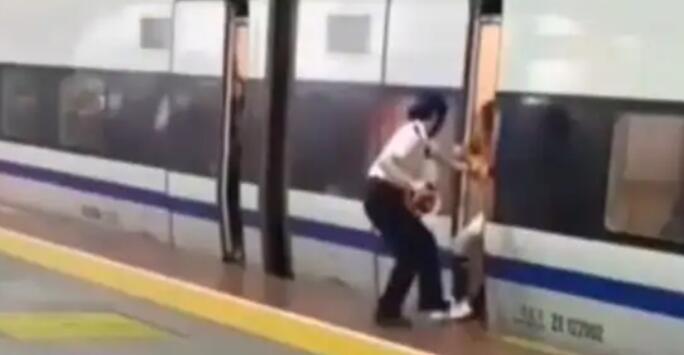 女子伸腿阻止高鐵關(guān)門被行拘