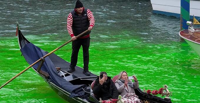 環(huán)保少女和同伴將威尼斯大運(yùn)河染綠